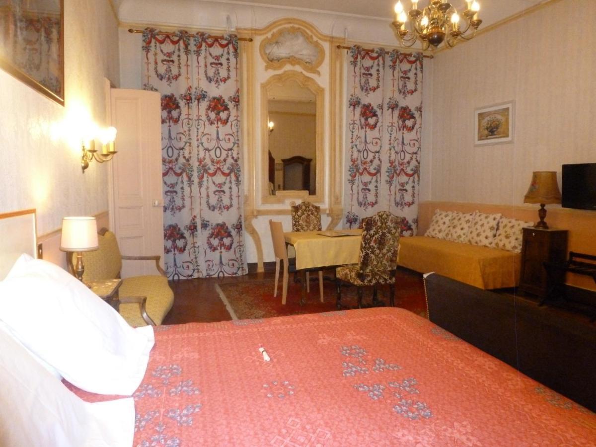 Hotel Du Fiacre كارْبُنْترا الغرفة الصورة