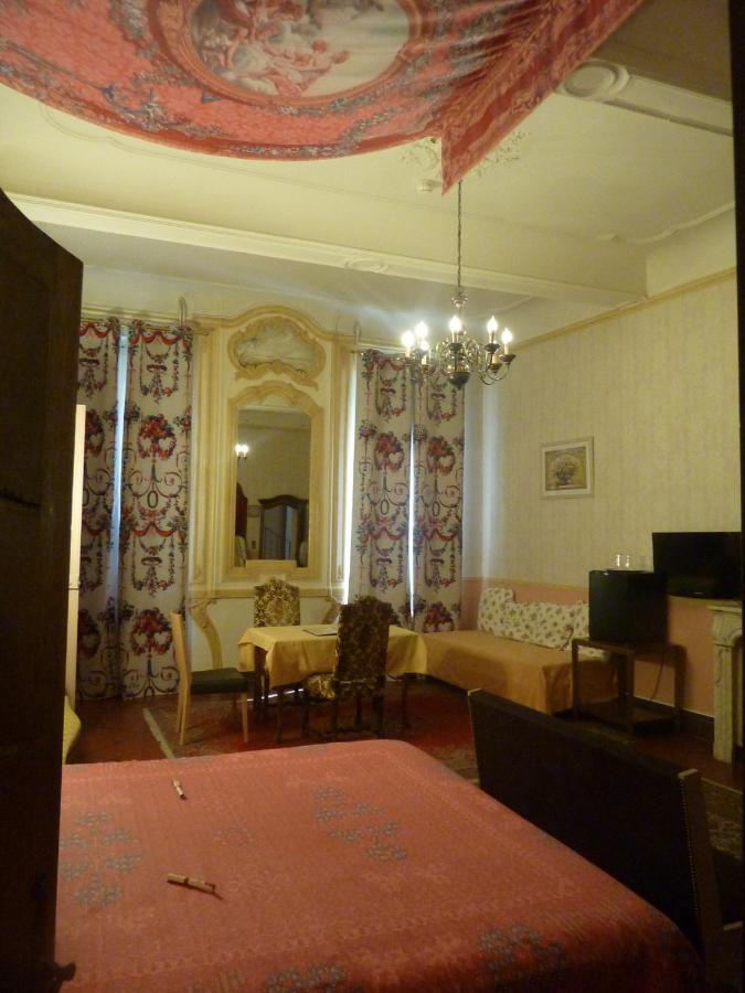 Hotel Du Fiacre كارْبُنْترا الغرفة الصورة